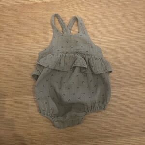 Quincy Mae bubble romper. Size 12-18